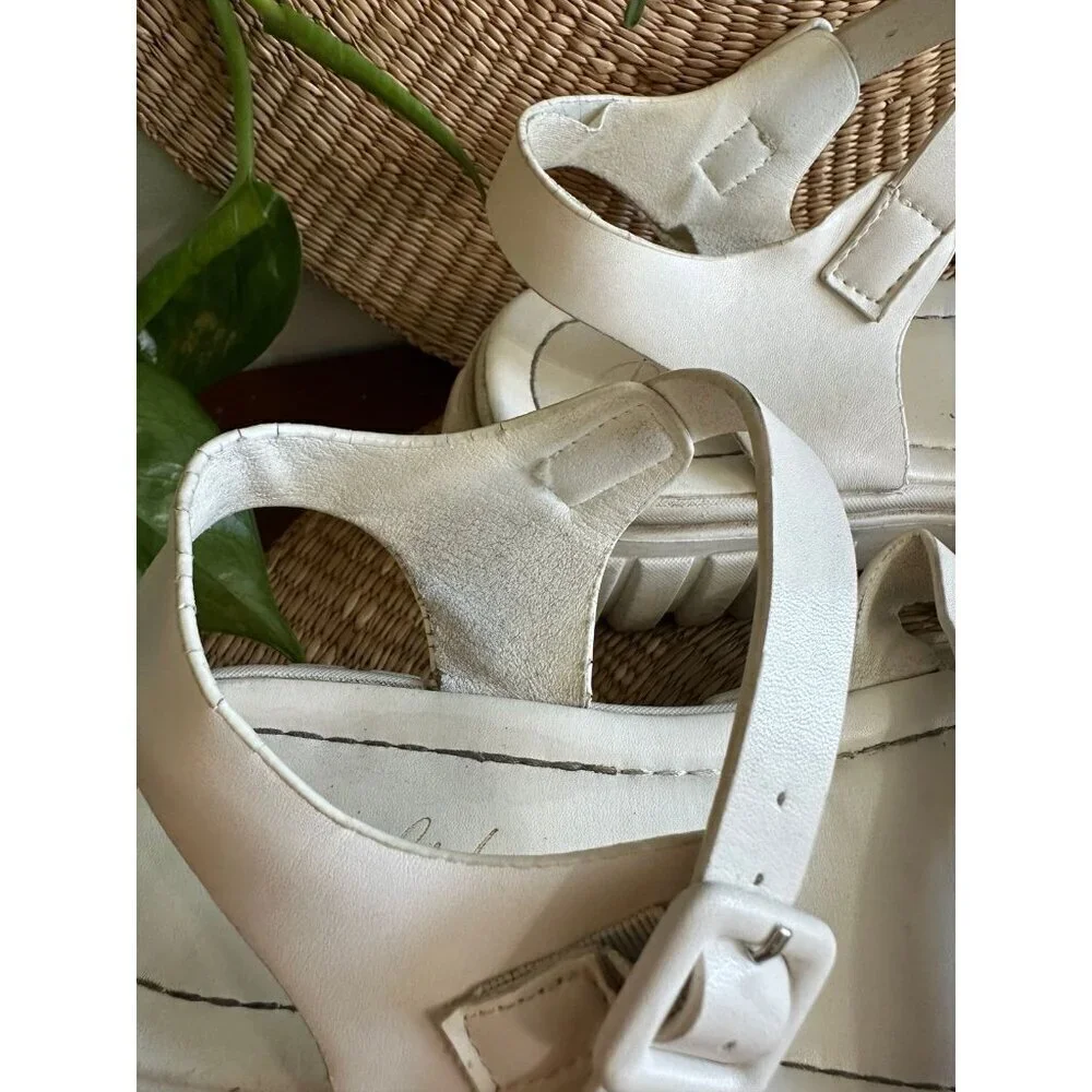 Beilide woman’s size 8 white sandals